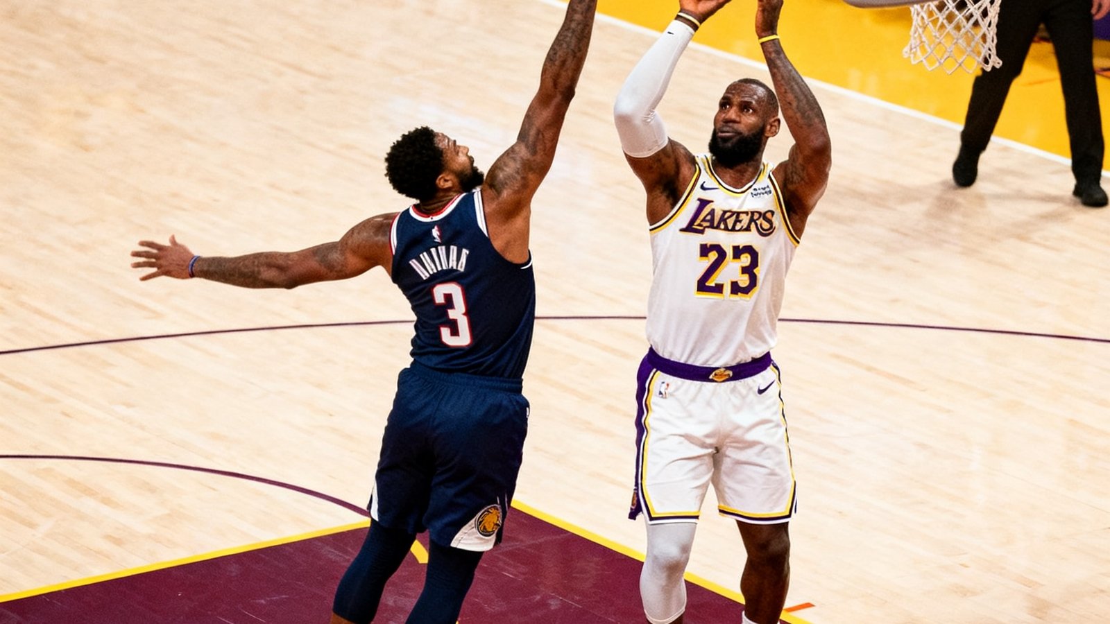 NBA季后赛精彩瞬间，詹姆斯在三分线外出手投篮，防守球员全力封盖，球场灯光聚焦在关键球员身上，气氛紧张激烈